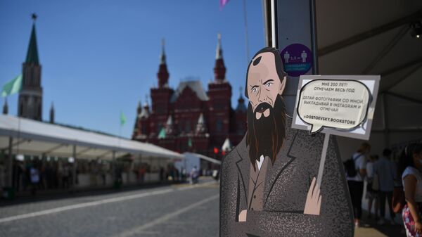 Посетители на книжном фестивале Красная площадь в Москве - Sputnik Азербайджан