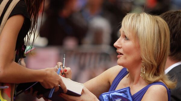 Писательница Джоан Роулинг раздает автографы на премьере фильма «Гарри Поттер и Принц-полукровка» в кинотеатре на Лестер-сквер в центре Лондона - Sputnik Азербайджан
