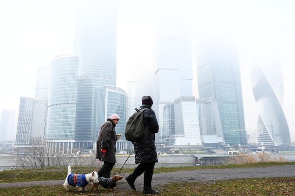 Туман стал не таким густым, но не спешит рассеиваться, в пелене верхние этажи зданий. - Sputnik Азербайджан