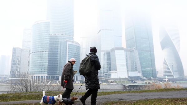 Женщины гуляют с собаками неподалеку от набережной Тараса Шевченко в Москве. - Sputnik Азербайджан