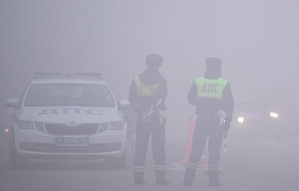Сотрудники ДПС на дороге в Москве во время тумана. В ночь с 1 на 2 ноября МЧС предупредило о тумане и ухудшении видимости до 200-700 метров.  - Sputnik Азербайджан