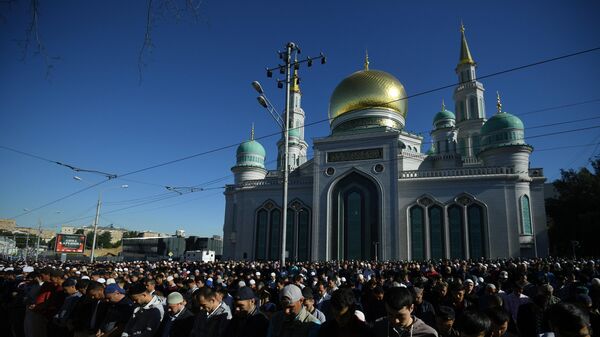 Moskvadakı Katedral məscidində Qurban bayramı günü namazdan əvvəl müsəlmanlar - Sputnik Азербайджан
