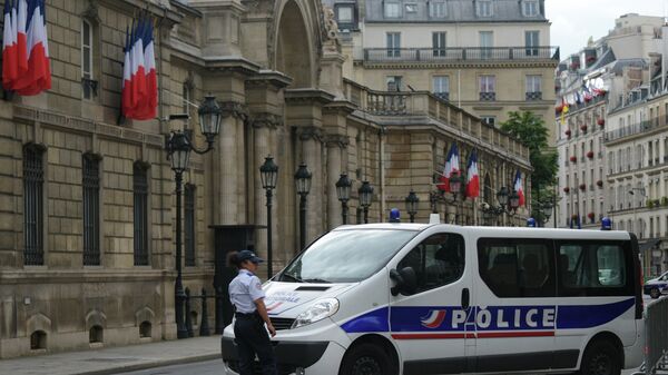 Автомобиль полиции на улице Фобур-Сент-Оноре у Елисейского дворца в Париже - Sputnik Азербайджан