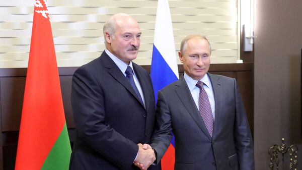 Rusiya prezidenti Vladimir Putin və Belarus prezidenti Aleksandr Lukaşenko (solda) görüş zamanı - Sputnik Azərbaycan