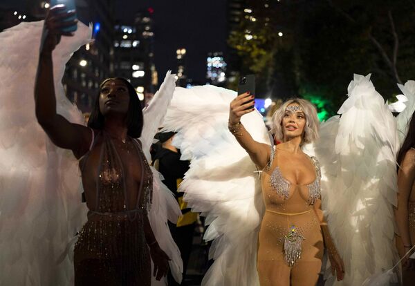 Участники парада в честь Хэллоуина в Нью-Йорке. - Sputnik Азербайджан