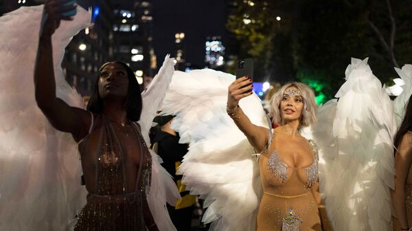 Участники парада в честь Хэллоуина в Нью-Йорке  - Sputnik Азербайджан