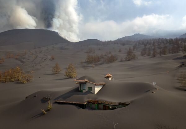 Покрытый пеплом дом вследствие извержения вулкана на острове Пальма. - Sputnik Азербайджан