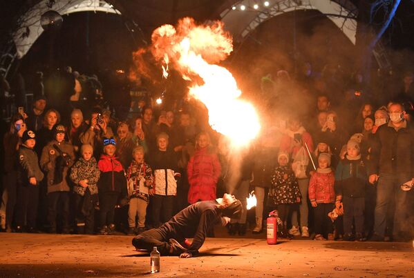 Огненное шоу на праздновании Хэллоуина в парке развлечений Дримлэнд в Минске - Sputnik Азербайджан