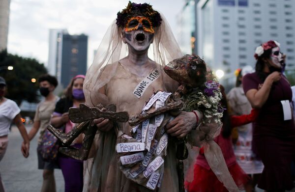 Женщина принимает участие в «Марше Катрины» в знак протеста против убийства и насилия в отношении женщин в Мехико, Мексика. - Sputnik Азербайджан
