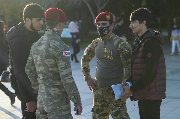Сегодня, практически, на всех улицах Баку можно встретить ветеранов войны. - Sputnik Азербайджан