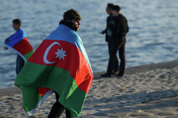 Уже, с сегодняшнего дня улицы столицы Азербайджана окрашены в цвета государственного флага. - Sputnik Азербайджан