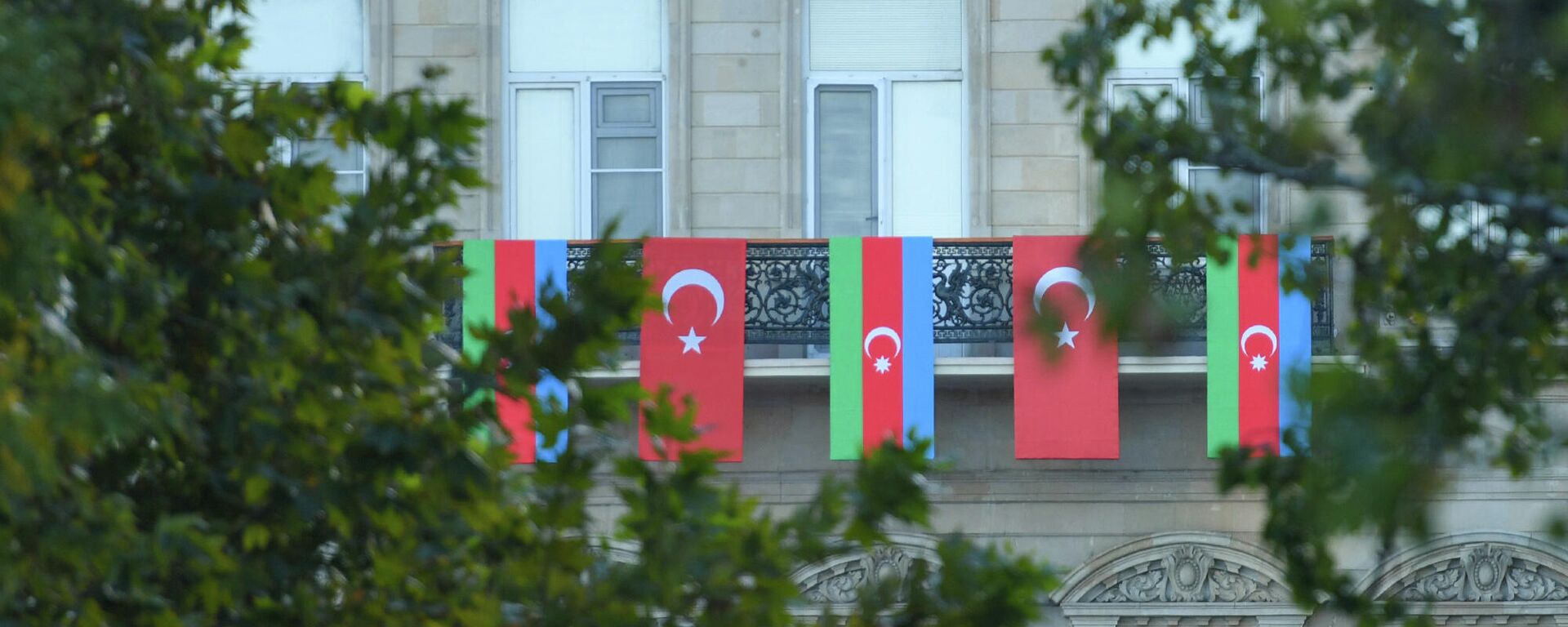 Флаги Азербайджана и Турции - Sputnik Азербайджан, 1920, 08.11.2021