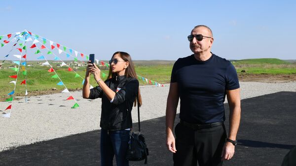 Президент Ильхам Алиев и Первая леди Мехрибан Алиева в городе Шуша
 - Sputnik Азербайджан