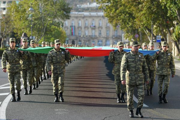 Шествие в честь Дня Победы - годовщины освобождения от армянской оккупации города Шуша в Баку - Sputnik Азербайджан