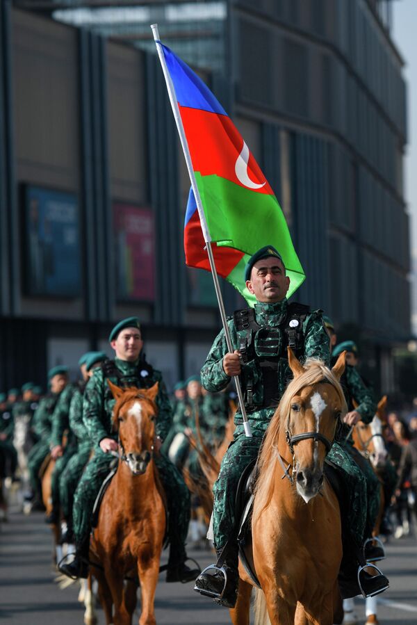 Шествие в честь Дня Победы - годовщины освобождения от армянской оккупации города Шуша в Баку - Sputnik Азербайджан