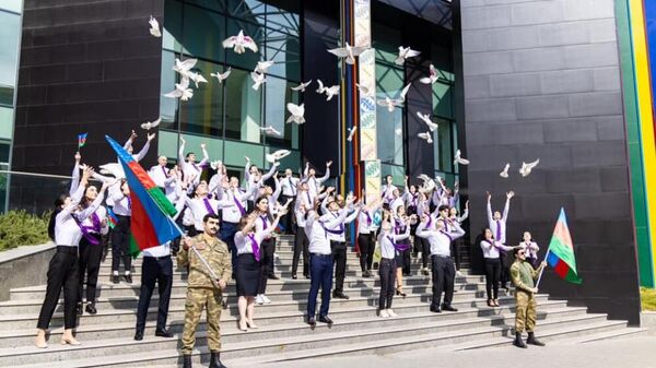 44 голубя выпущены в небо перед каждым из центров DOST - Sputnik Азербайджан