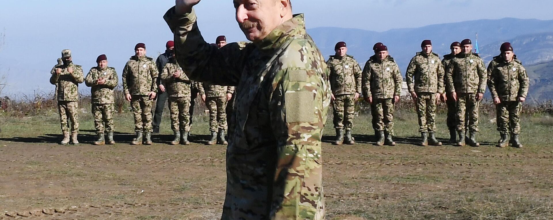 Президент АзербайджанаИльхам Алиев выступил перед военнослужащими в Шуше - Sputnik Азербайджан, 1920, 08.11.2021