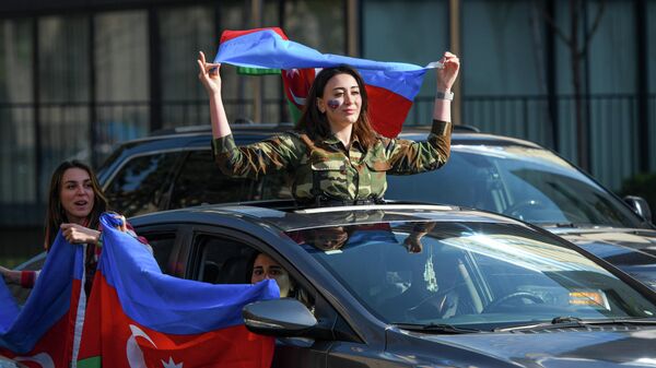 День Победы в Баку: столица окрасилась в цвета флага Азербайджана - Sputnik Азербайджан