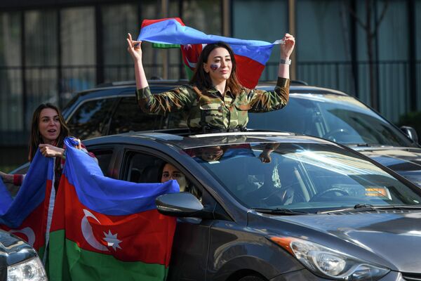 Жители Баку празднуют День победы в Отечественной войне шествиями по улицам. - Sputnik Азербайджан