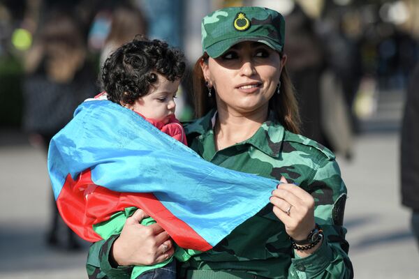 Жители Баку празднуют День победы в Отечественной войне шествиями по улицам. - Sputnik Азербайджан