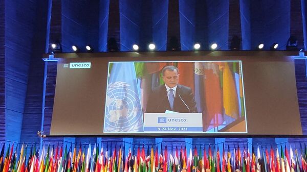 Министр иностранных дел АР Джейхун Байрамов во время выступления на общеполитических дебатах 41-й сессии Генеральной конференции ЮНЕСКО в Париже - Sputnik Азербайджан