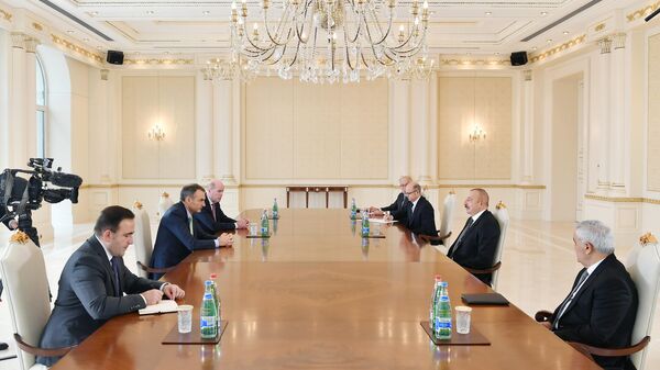Президент Азербайджана Ильхам Алиев принял генерального исполнительного директора группы BP Бернарда Луни - Sputnik Азербайджан
