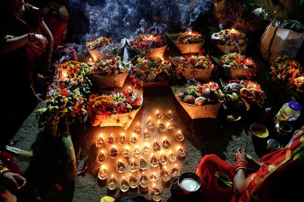Чхатх-пуджа проводится в честь бога солнца Сурьи. Индуисты выражают Сурье благодарность за поддержание жизни на Земле и просят его об исполнении своих желаний. - Sputnik Азербайджан