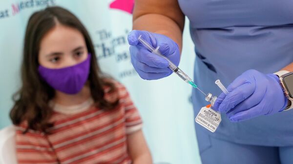 Вакцинация ребенка от коронавируса, фото из архива - Sputnik Azərbaycan
