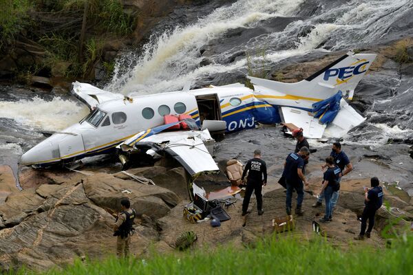 Обломки самолета, разбившегося с бразильской певицей Марилией Мендонка, Бразилия. - Sputnik Азербайджан