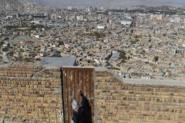 Медицинский работник отмечает дверь дома после введения капель вакцины в Кабуле. - Sputnik Азербайджан