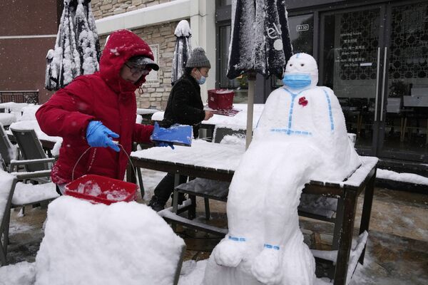 Рабочие ресторана строят снеговика в Пекине. - Sputnik Азербайджан