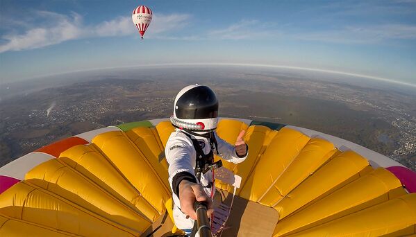 Французский воздухоплаватель Реми Оврар на вершине воздушного шара в Шательро. - Sputnik Азербайджан