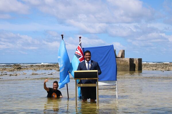 Министр юстиции, связи и иностранных дел Тувалу Саймон Кофе делает заявление COP26, стоя в океане. - Sputnik Азербайджан