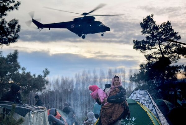 Лагерь нелегальных мигрантов на белорусско-польской границе. - Sputnik Азербайджан