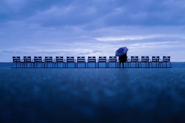 Женщина с зонтиком на Английской набережной в Ницце, Франция. - Sputnik Азербайджан