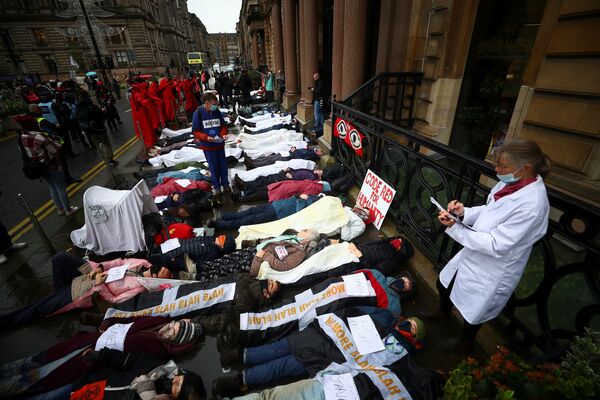Активисты Extinction Rebellion во время акции протеста в Глазго во время Конференции ООН по изменению климата (COP26) в Глазго, Шотландия. - Sputnik Азербайджан