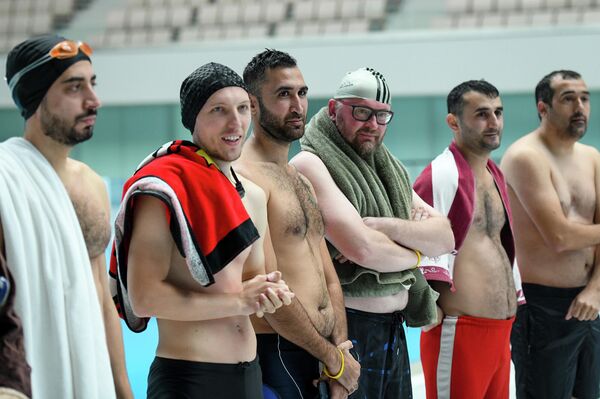 В Бакинском дворце водных видов спорта в воскресенье состоялись соревнования по плаванию среди представителей СМИ. - Sputnik Азербайджан