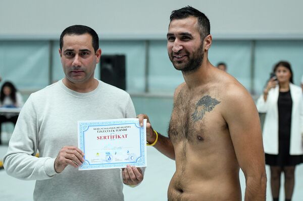 Все участники соревнований получили сертификаты, а два первых призера - месячный абонемент на посещение Дворца водных видов спорта. - Sputnik Азербайджан