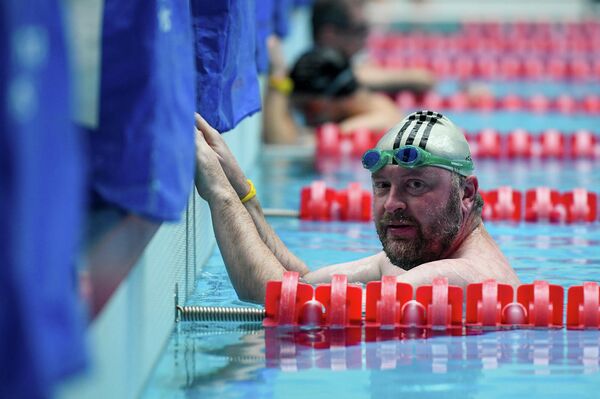 Павел Антонов во врем  соревнования по плаванию среди журналистов. - Sputnik Азербайджан