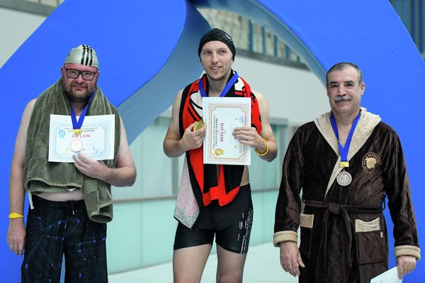 Победители соревнования по плаванию среди журналистов. - Sputnik Азербайджан
