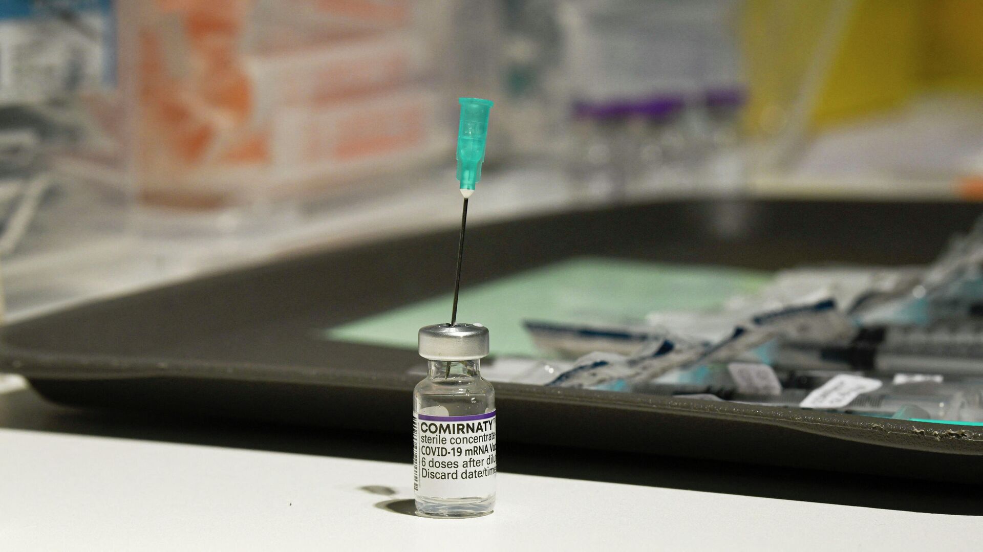 Инъекционная игла во флаконе с вакциной Pfizer BioNTech Covid-19, фото из архива - Sputnik Азербайджан, 1920, 22.11.2021