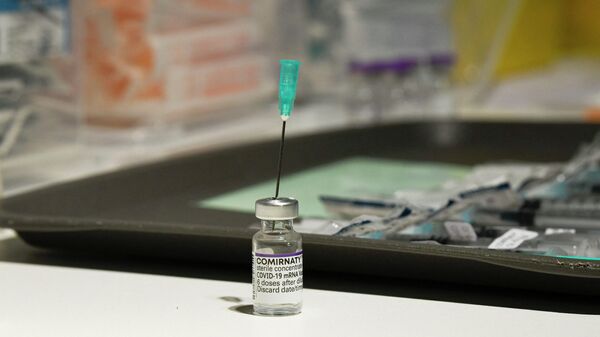 Инъекционная игла во флаконе с вакциной Pfizer BioNTech Covid-19, фото из архива - Sputnik Азербайджан