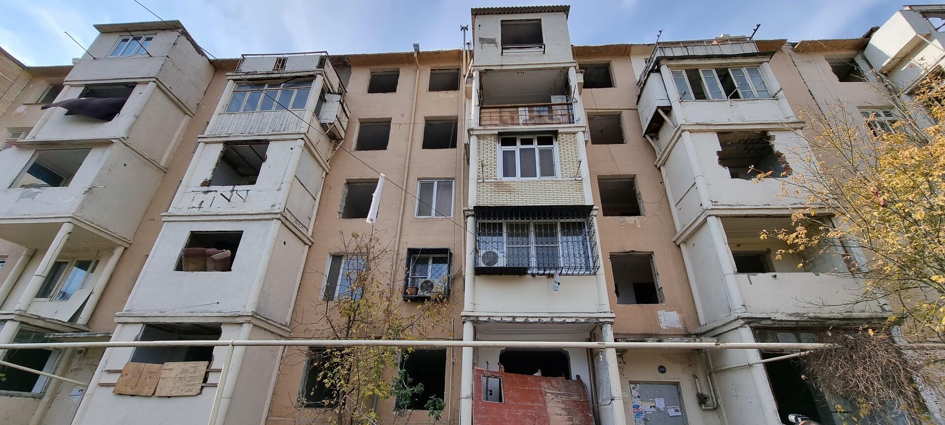 Пятиэтажное здание на перекрестке улиц Аббаса Мирзы Шарифзаде и Исмаила Талыблы - Sputnik Азербайджан, 1920, 15.11.2021
