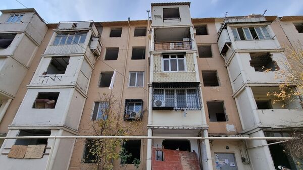Пятиэтажное здание на перекрестке улиц Аббаса Мирзы Шарифзаде и Исмаила Талыблы - Sputnik Азербайджан
