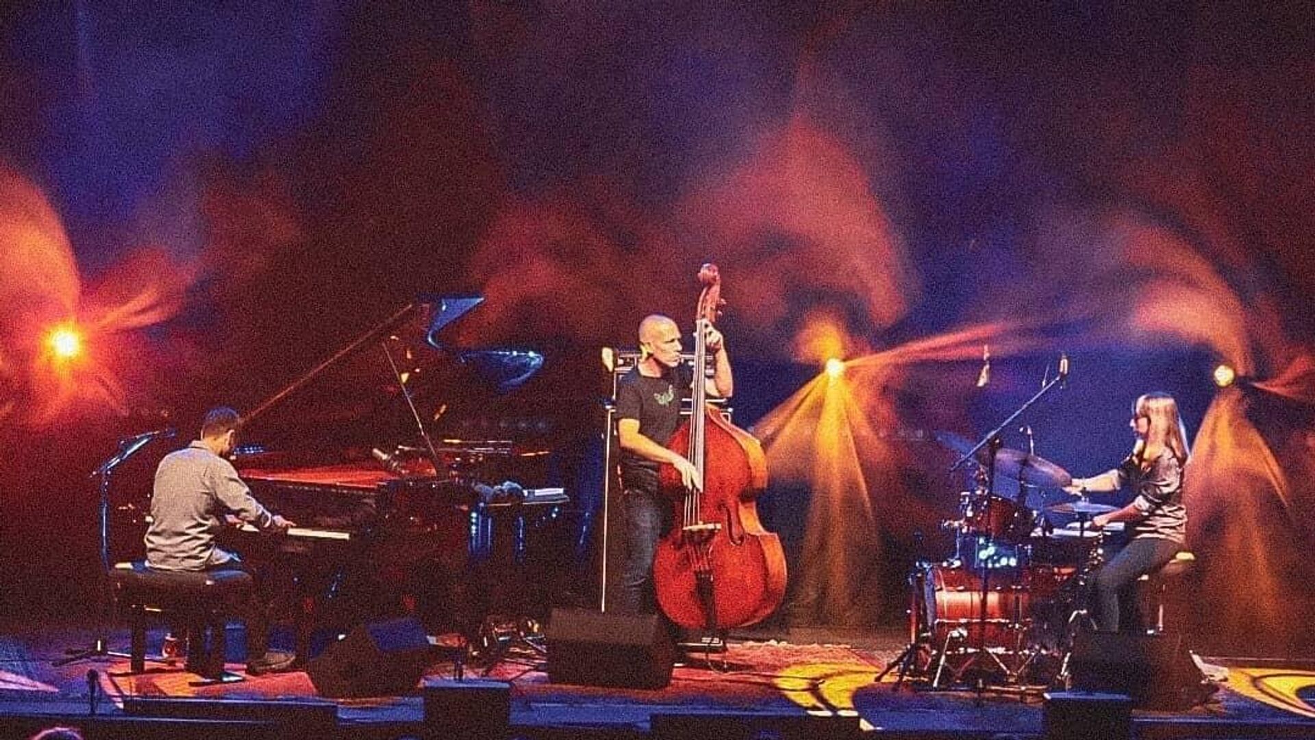 Концерт трио американского джазового контрабасиста и певца Авишая Коэна - Sputnik Азербайджан, 1920, 16.11.2021