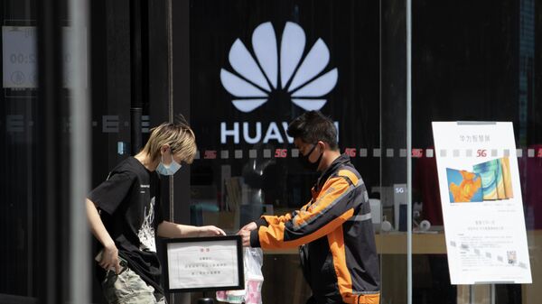 Люди проходят мимо  магазина Huawei в Пекине, фото из архива - Sputnik Азербайджан