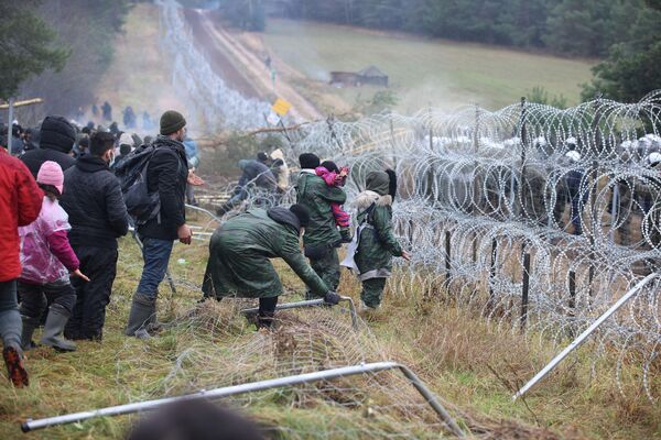 Мигранты на белорусско-польской границе в Гродненской области, 8 ноября 2021 года - Sputnik Азербайджан