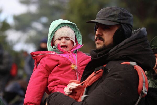 Детские плач и кашель - теперь это норма на польском КПП. - Sputnik Азербайджан