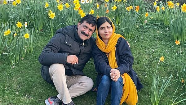 Малала Юсуфзай вместе с отцом Зияуддином Юсуфзай - Sputnik Азербайджан