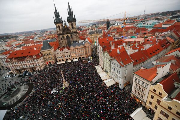 Протест против ограничительных мер в связи с COVID-19 во время празднования 32-й годовщины Бархатной революции в Праге. - Sputnik Азербайджан